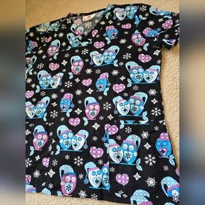 🌈White Cross Scrub Top XS – Owl & Snowflake Print